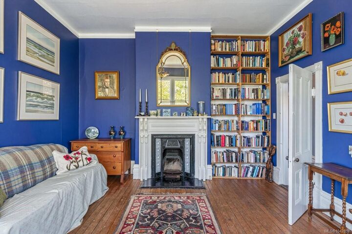 Property Photo:  133 Milton St  BC V9R 2K4 