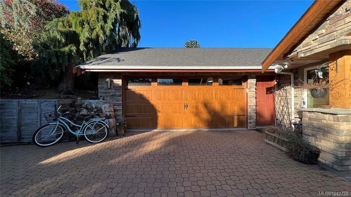 Property Photo: 986 Seapearl Pl BC V8Y 2X3