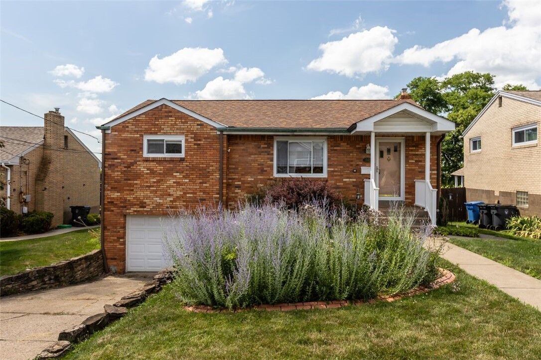 Property Photo: 1552 Orchardview Drive PA 15220