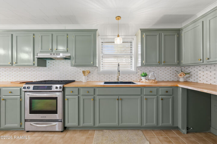 Property Photo: 400 E Santa Clara Street LA 70563
