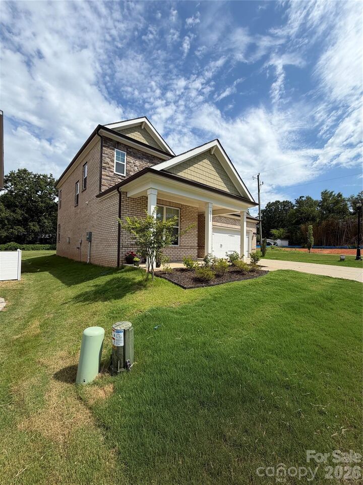 Property Photo: 5002 Kinsbridge Drive NC 28227