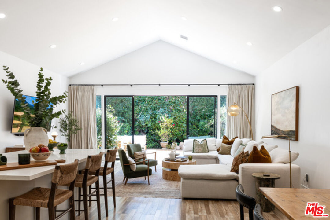 Property Photo: 5919 Encino Ave CA 91316
