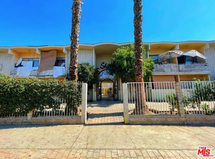 Property Photo: 6956 Kester Ave CA 91405