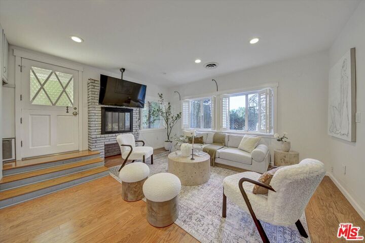 Property Photo: 4947 Serrania Ave CA 91364