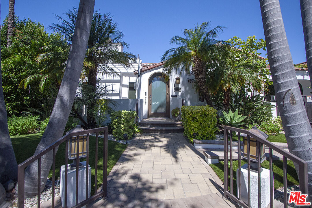 Property Photo:  1173 S Point View St  CA 90035 