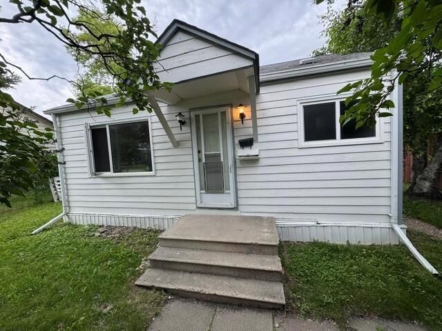 Property Photo:  729 Martin Avenue  MB R2L 0Z9 