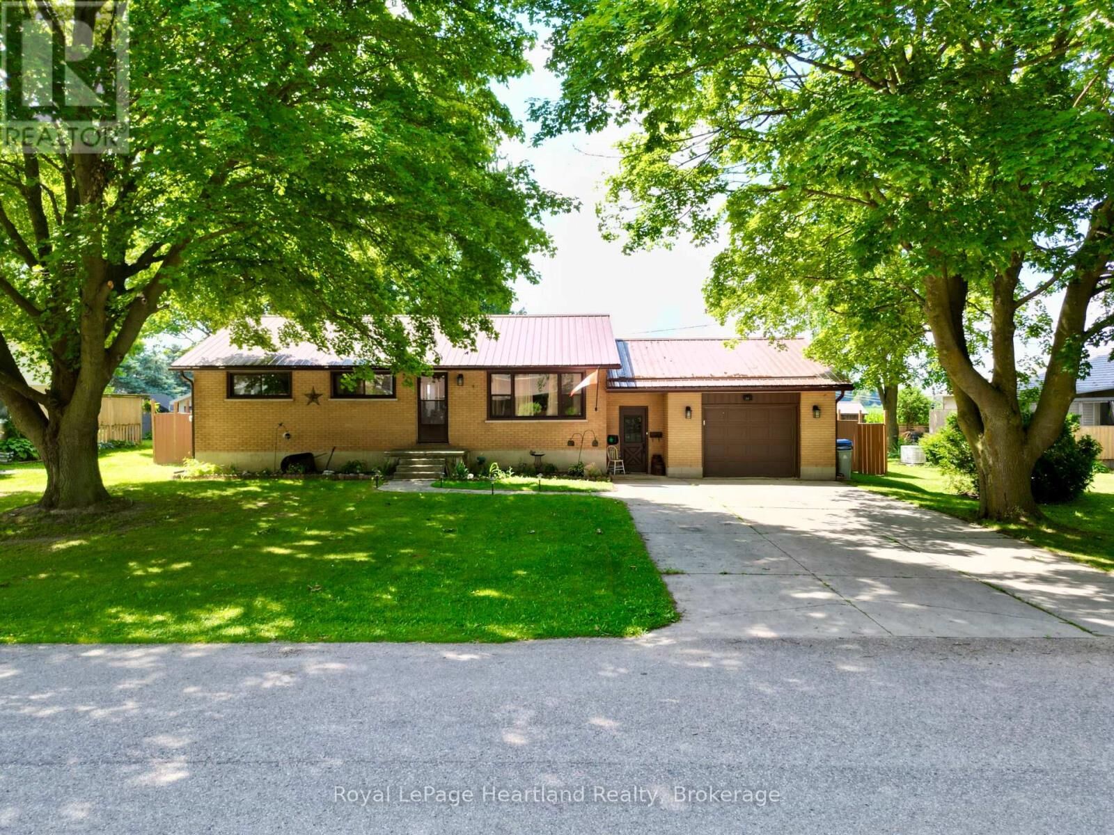 Property Photo: 23 York Crescent ON N0M 1X0