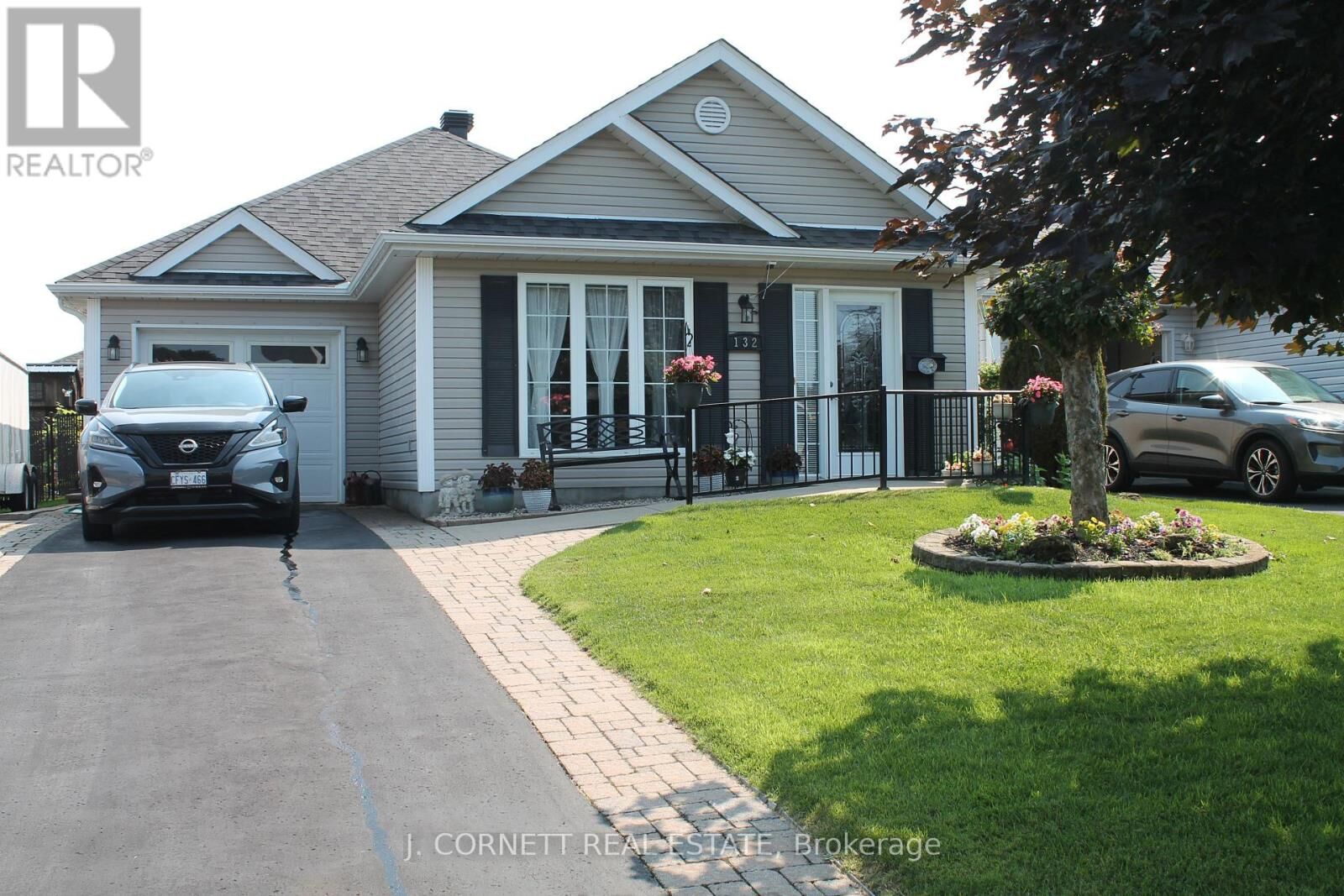 Property Photo:  132 Dunbar Avenue  ON K6H 7P4 