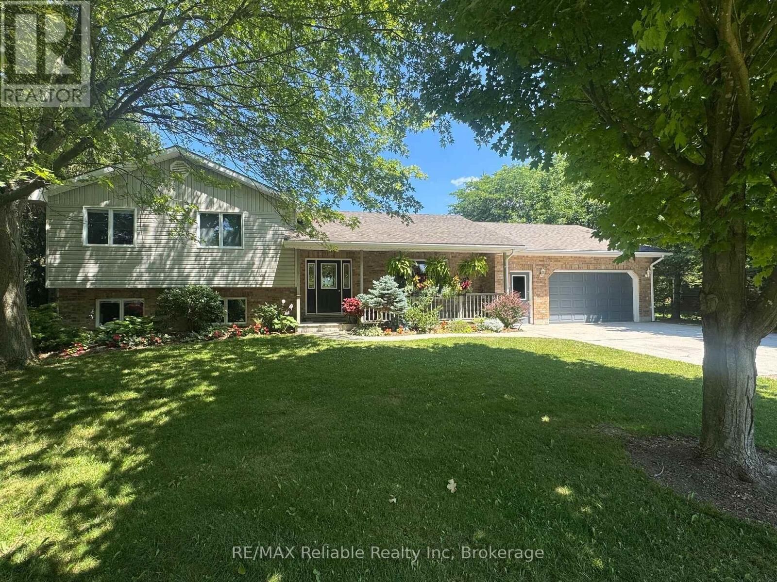 Property Photo: 33768 Maple Court ON N0M 1G0
