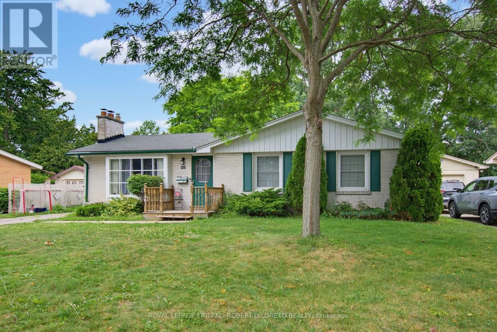 Property Photo: 102 Honeysuckle Crescent ON N5Y 4P4