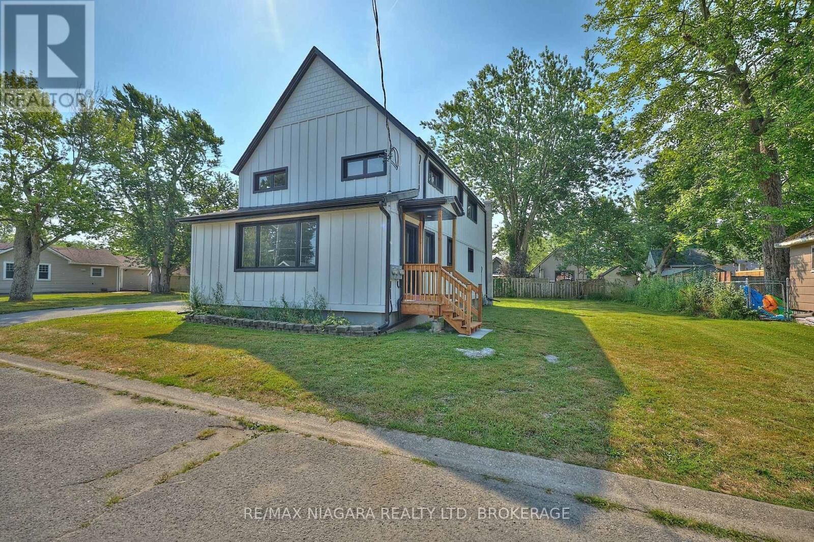 Property Photo:  19 Maccabee Avenue Lower  ON L2A 1C7 