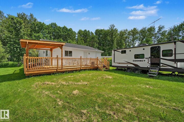 Property Photo: 21 Spruce Crescent AB T0E 0A0