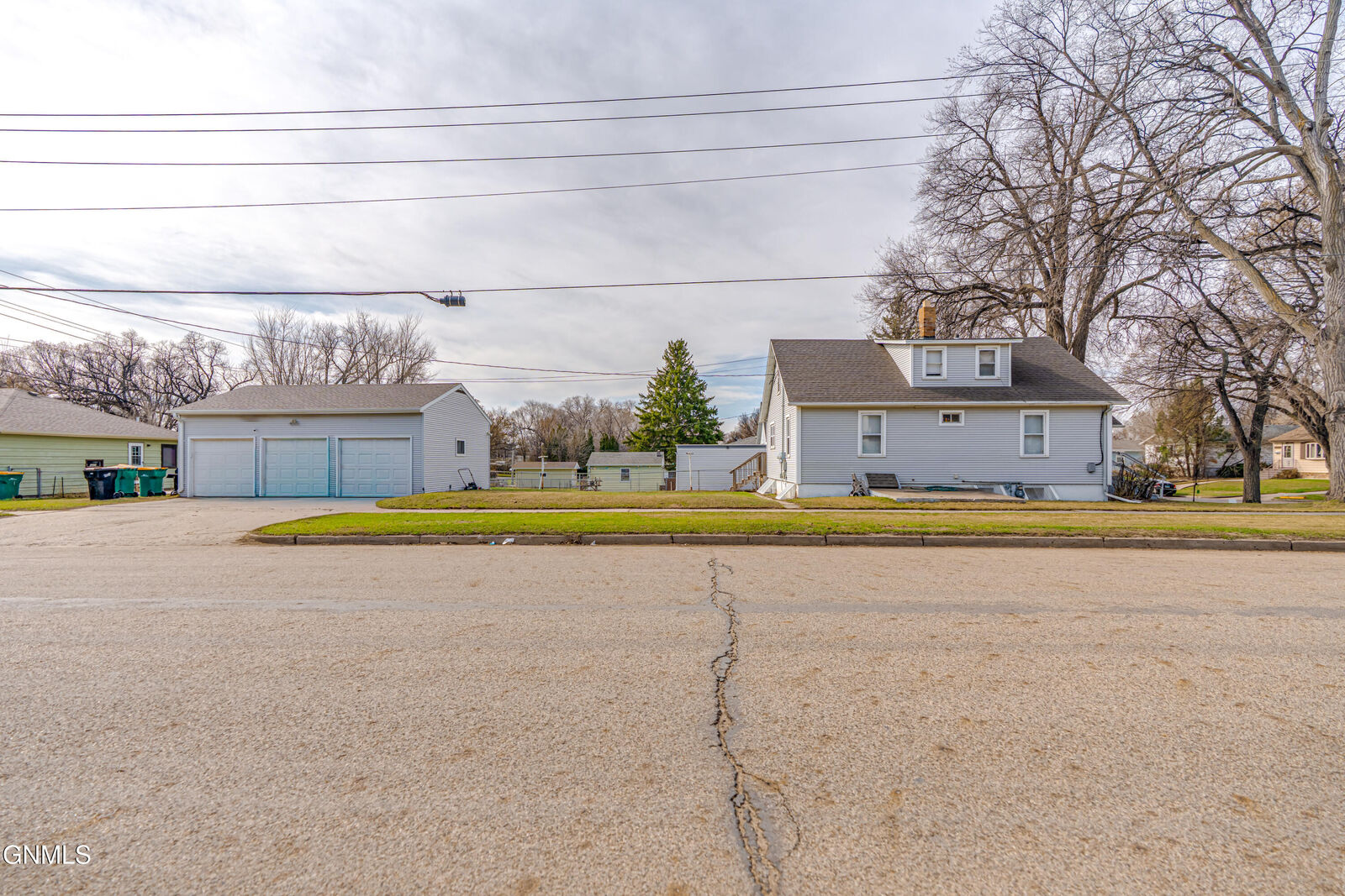Property Photo: 725 N 18th Street ND 58501