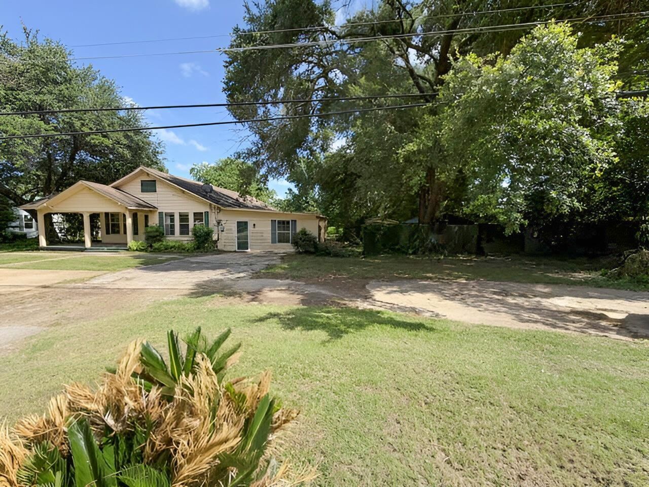 Property Photo:  1213 W Sabine St.  TX 75633 