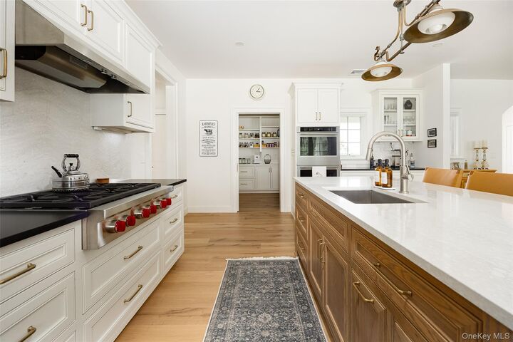 Property Photo:  5 Shadow Court  NY 12590 