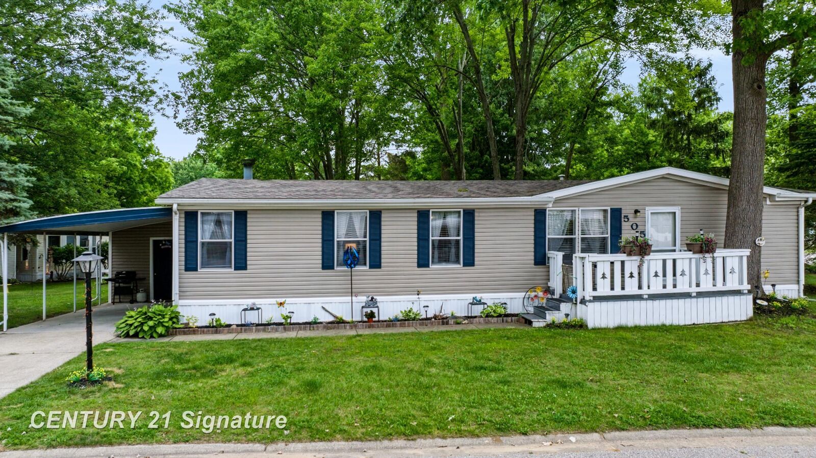Property Photo:  505 Park Circle  MI 48420 