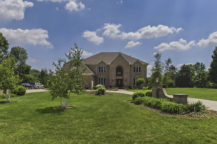 Property Photo: 1578 Roanoke Court IL 60047