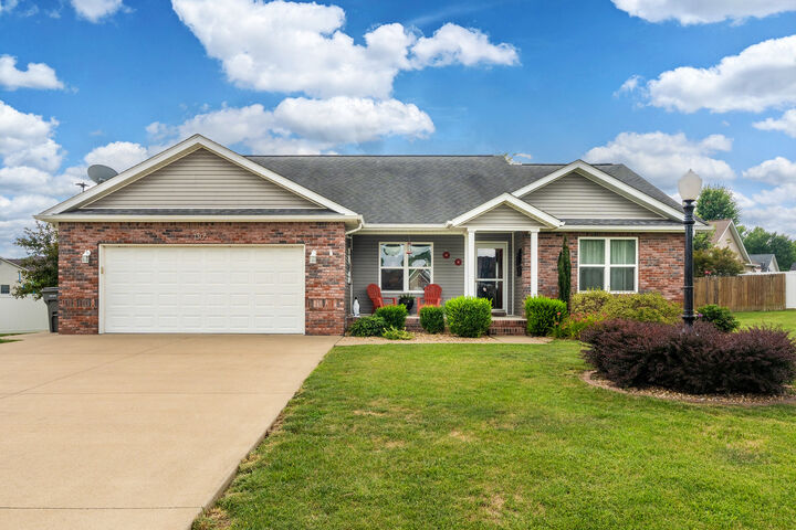 Property Photo: 1305 Hillside Court IL 62918