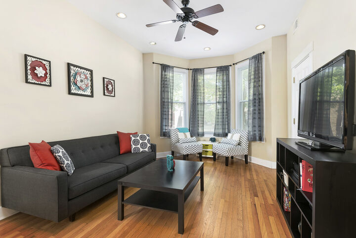 Property Photo:  1512 W School Street 1  IL 60657 