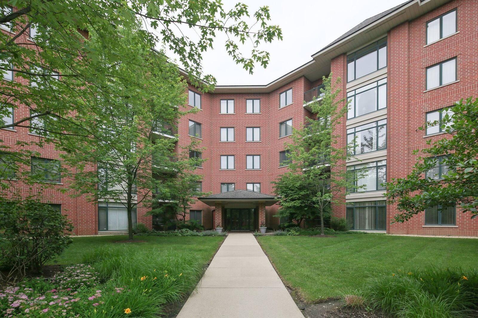 Property Photo: 865 E 22nd Street 222B IL 60148