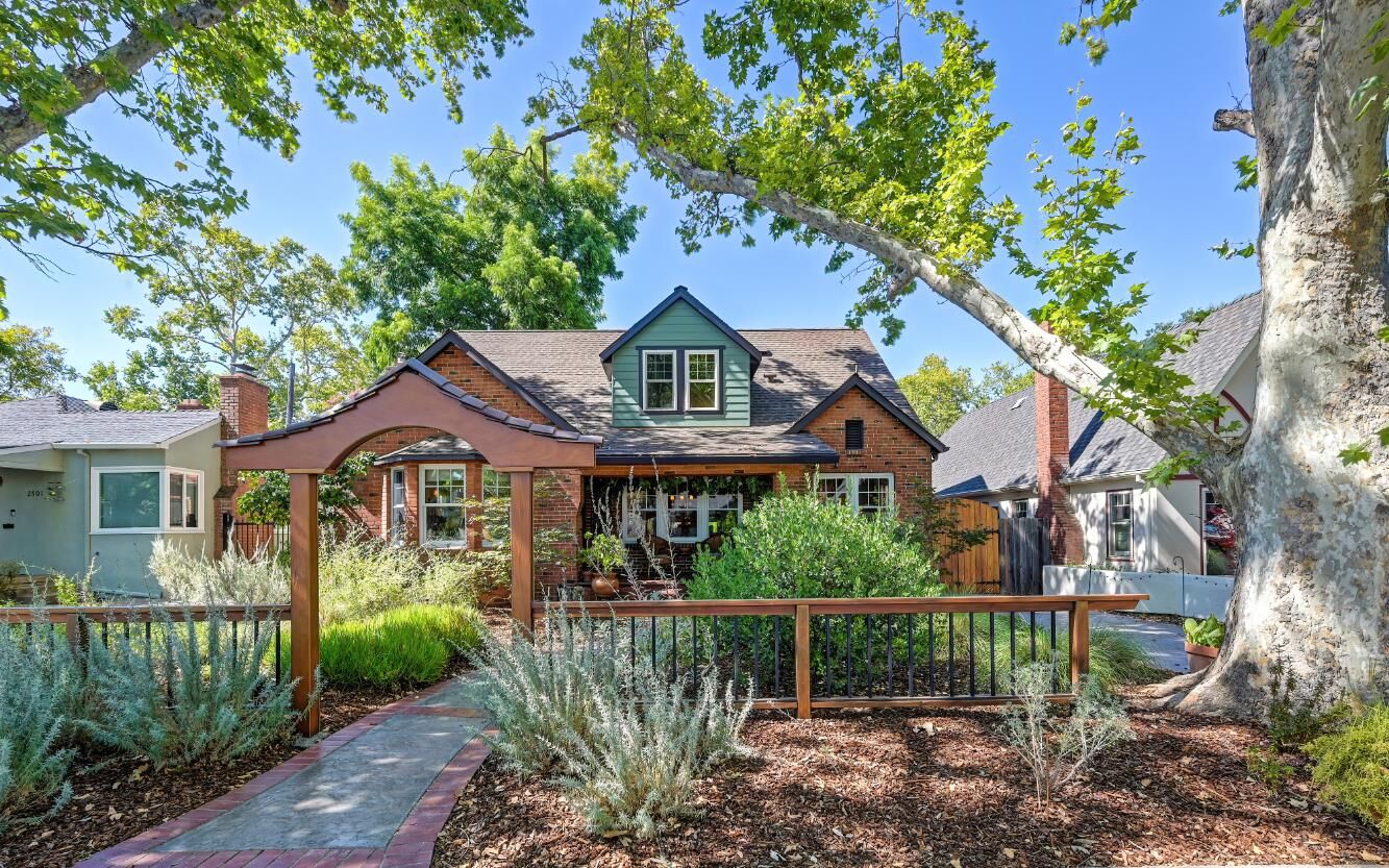 Property Photo:  2509 10th Avenue  CA 95818 