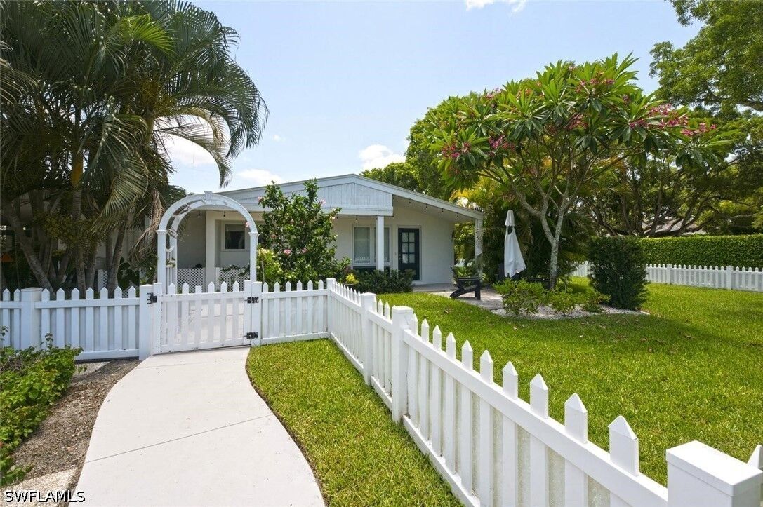 Property Photo:  1216 10th Street N  FL 34102 
