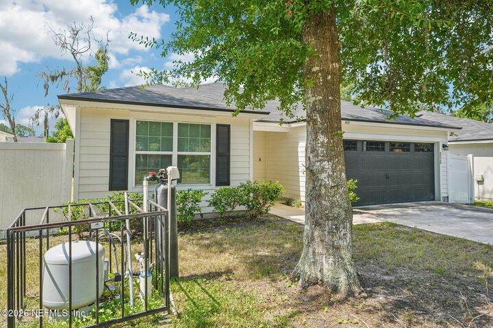 Property Photo: 8528 Osteen Street FL 32210