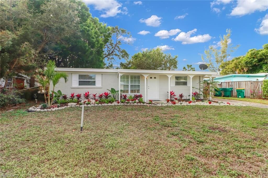Property Photo: 2140 Harbor Ln FL 34104