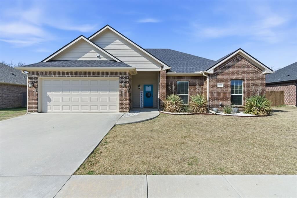 Property Photo:  711 Hadley Lane  TX 76272 