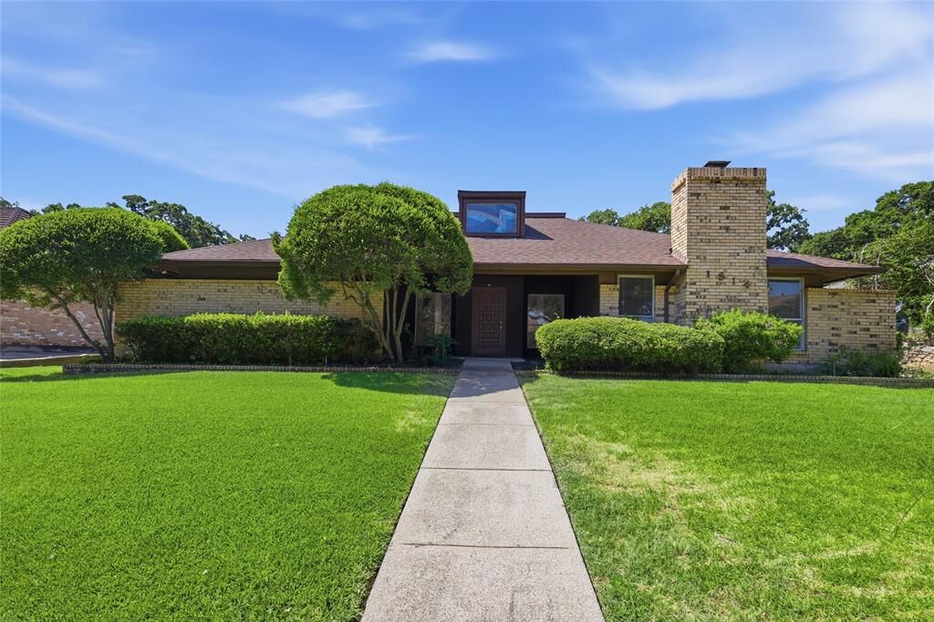 Property Photo:  1814 Briarcrest Lane  TX 76012 