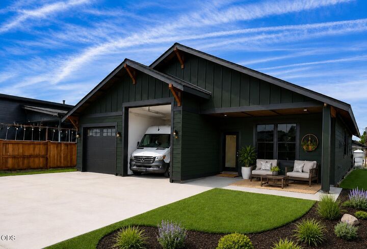 Property Photo:  842 NW 18th Court  OR 97756 