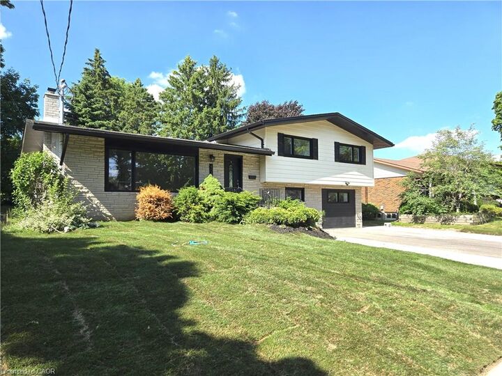 Property Photo:  404 Forest Hill Drive 4  ON N2M 4H4 