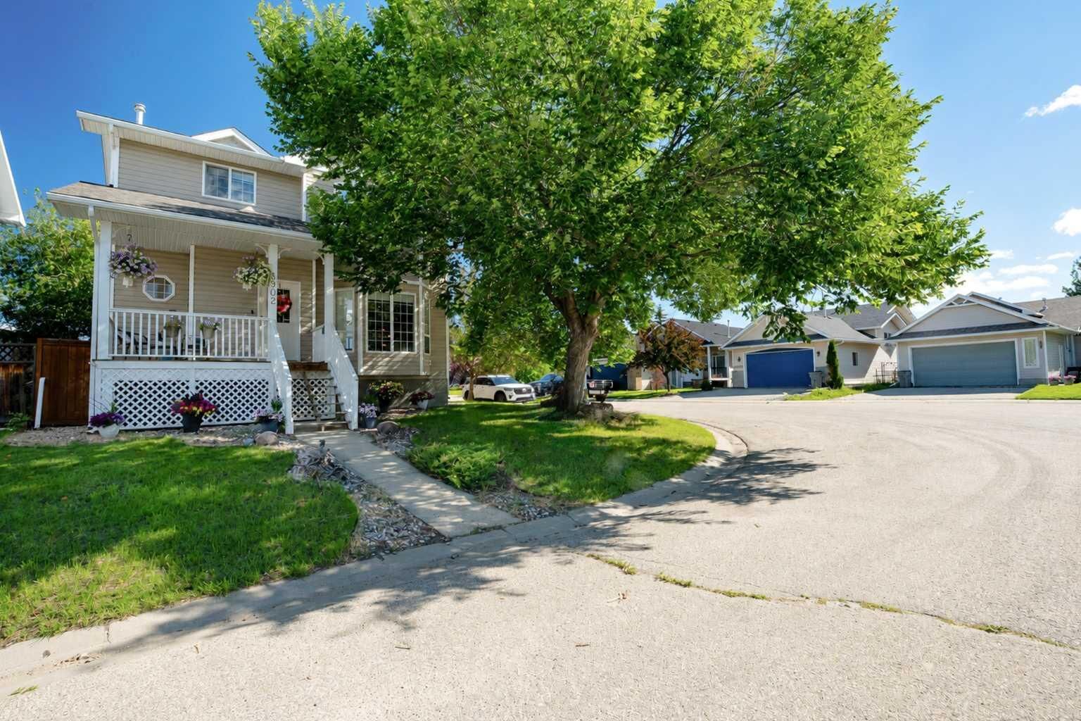 Property Photo: 8902 60A Avenue AB T8W 2P3
