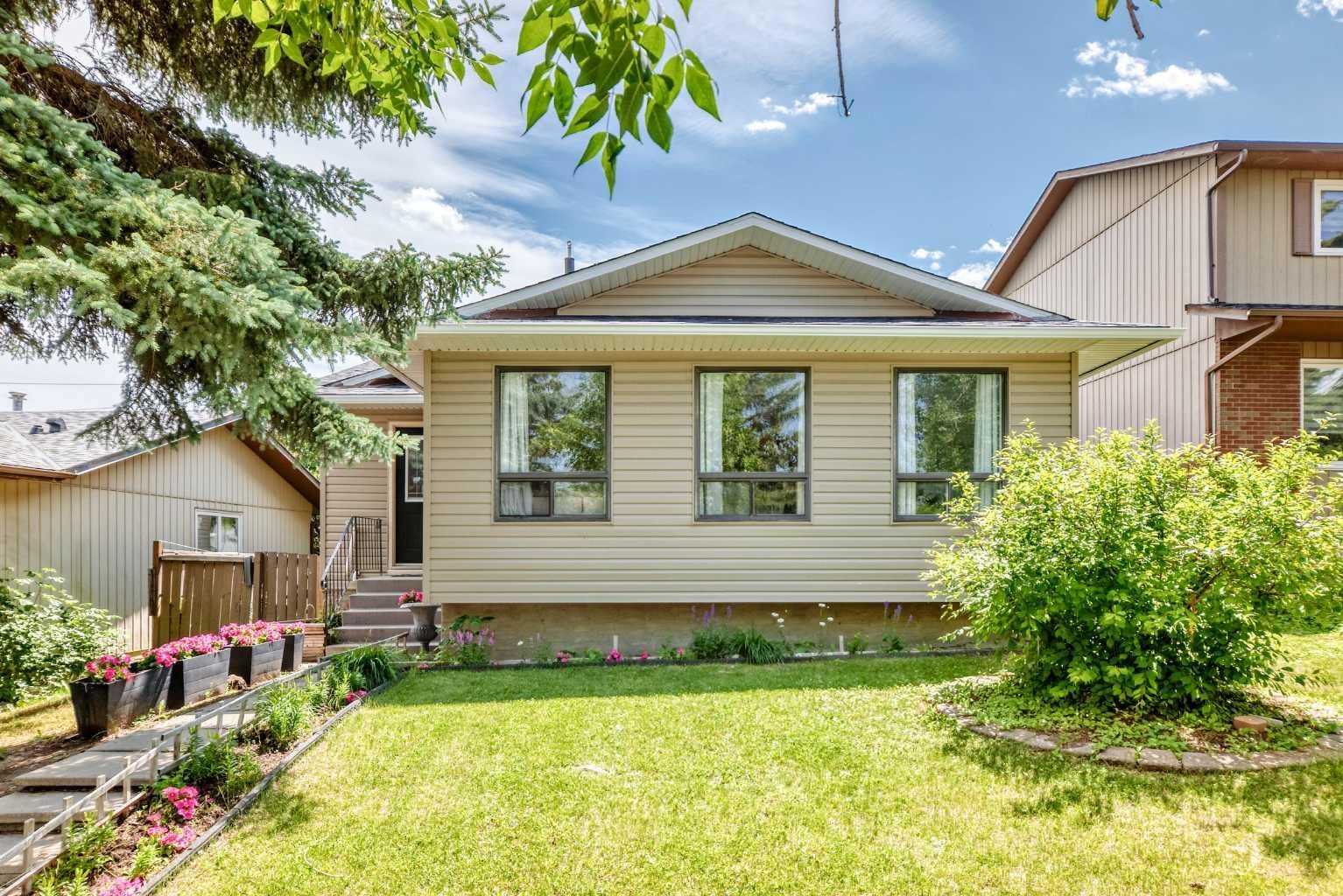 Property Photo:  11 Bedford Drive NE  AB T3K 1L2 
