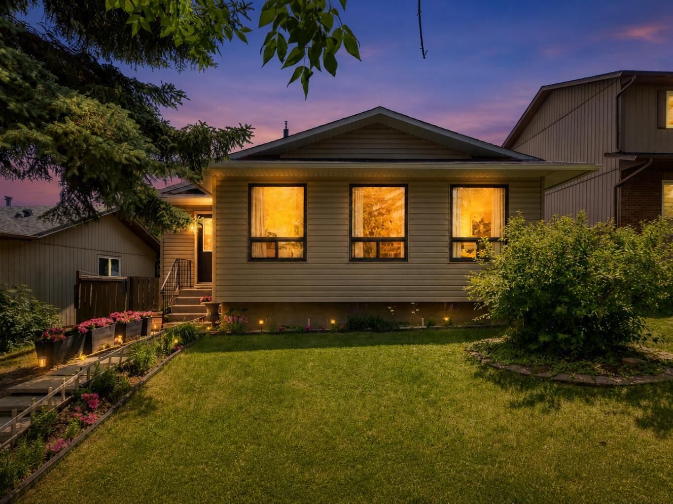 Property Photo:  11 Bedford Drive NE  AB T3K 1L2 