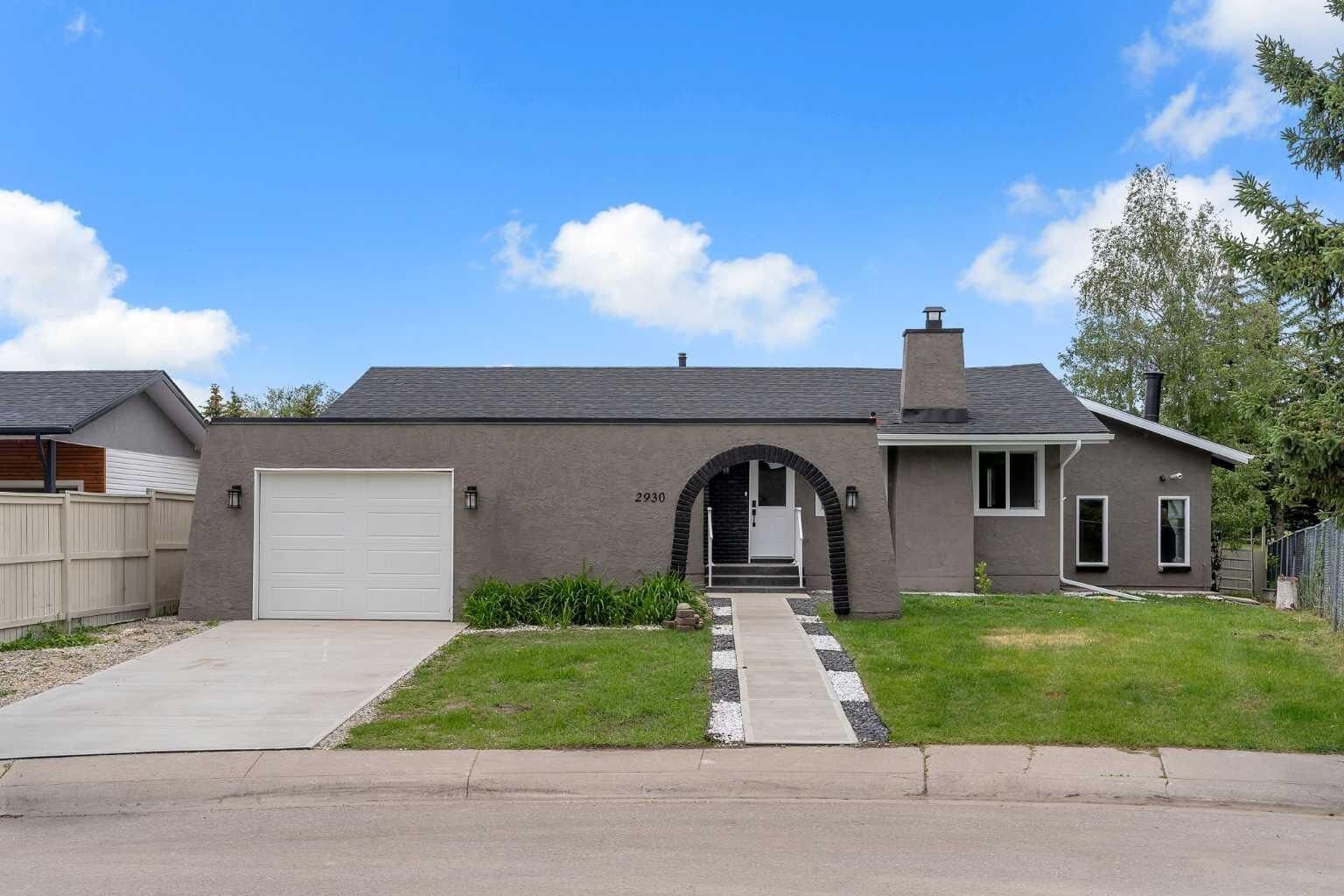 Property Photo:  2930 Oakmoor Crescent SW  AB T2V 3Z7 