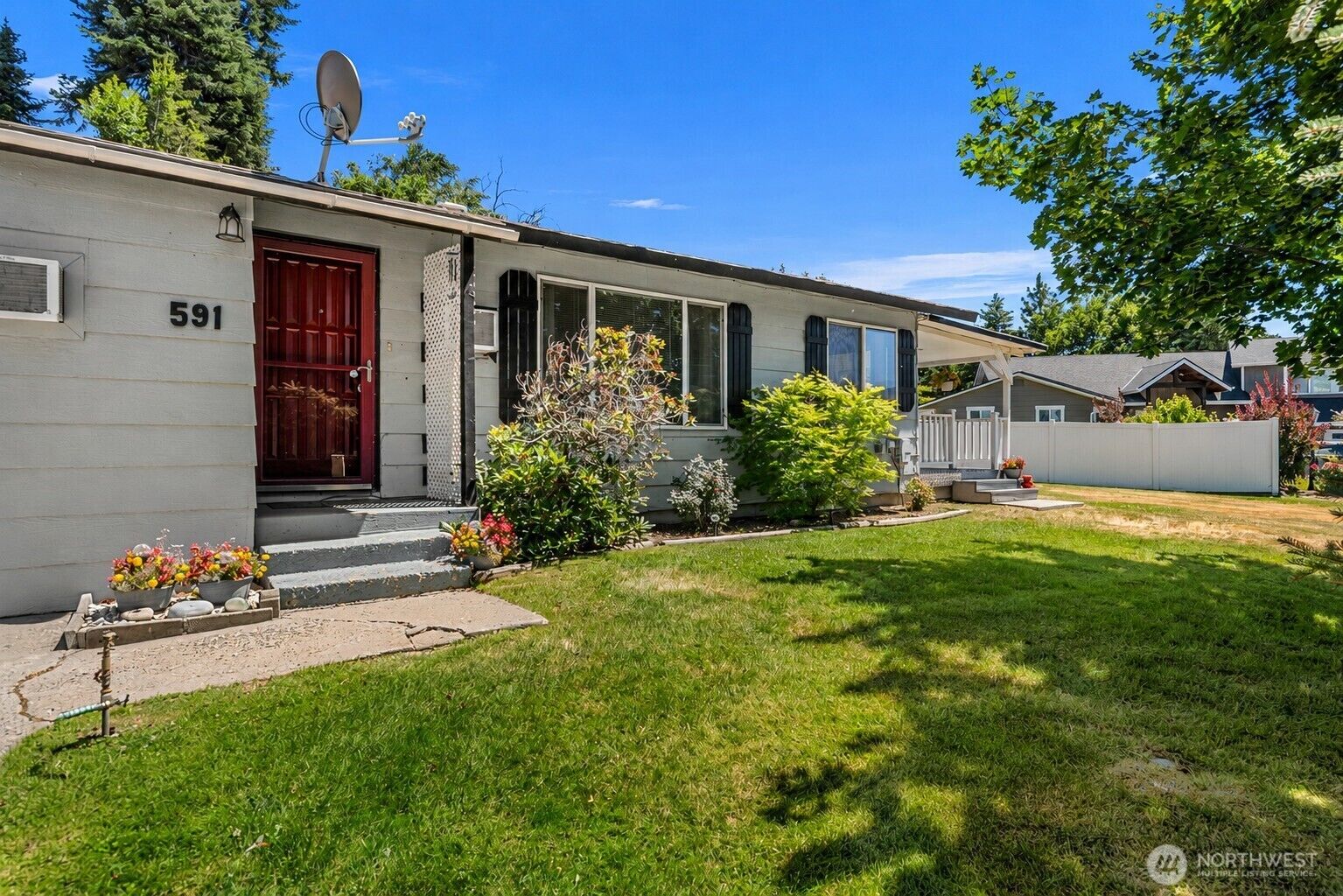 Property Photo: 593 Rolfs Place WA 98802
