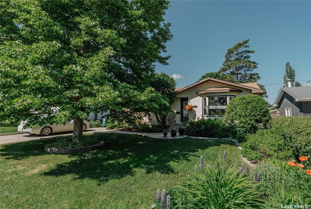 Photo de la propriété: 2704 Preston Avenue S SK S7J 2G6