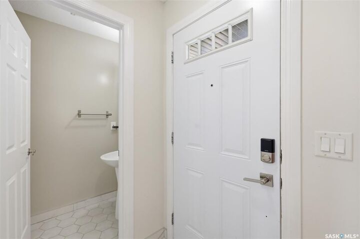 Property Photo: 422 Blakeney Crescent SK S7L 7N5