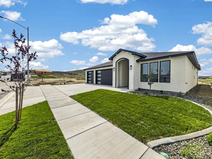 Property Photo: 2919 Meadowlark Ave WA 99352