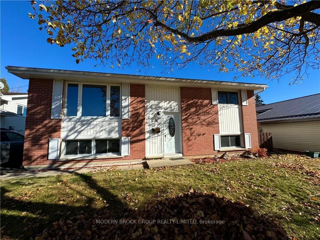 Property Photo: 784 Comstock Crescent ON K6V 6E1