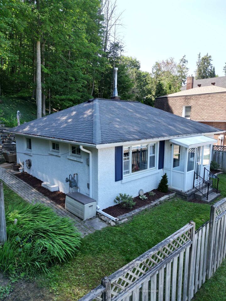 Property Photo: 250 2nd Avenue E ON N4K 2E6
