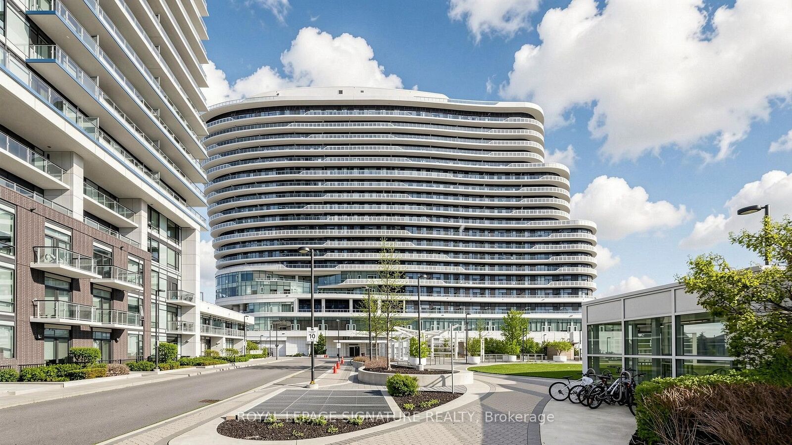 Property Photo:  2520 Eglinton Avenue W 1710  ON L5M 0Y2 