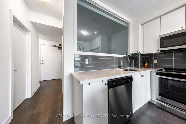 Property Photo: 555 William Graham Drive 320 ON L4G 3H9