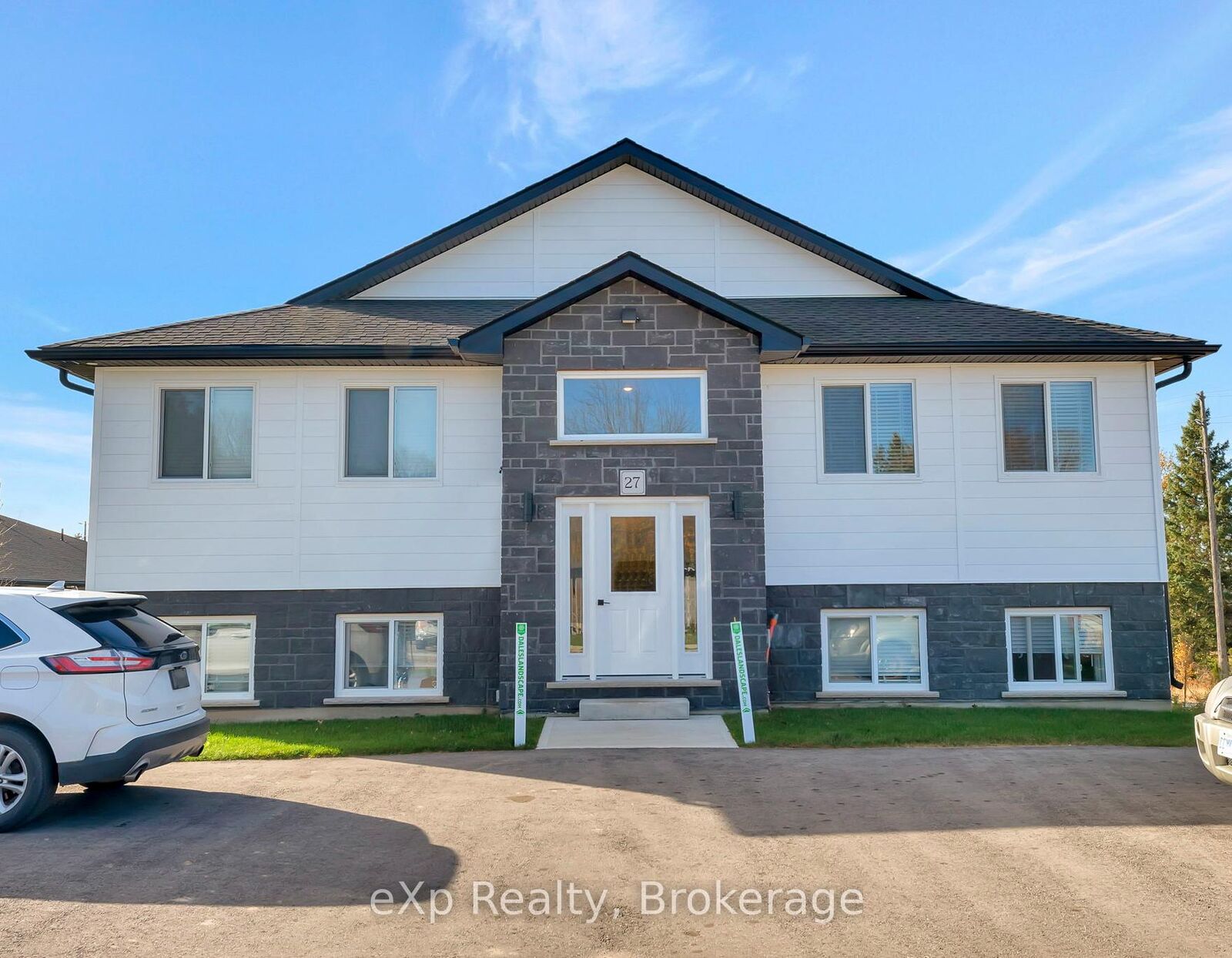 Property Photo: 27 Malcolm Crescent 2 ON N4W 0K3
