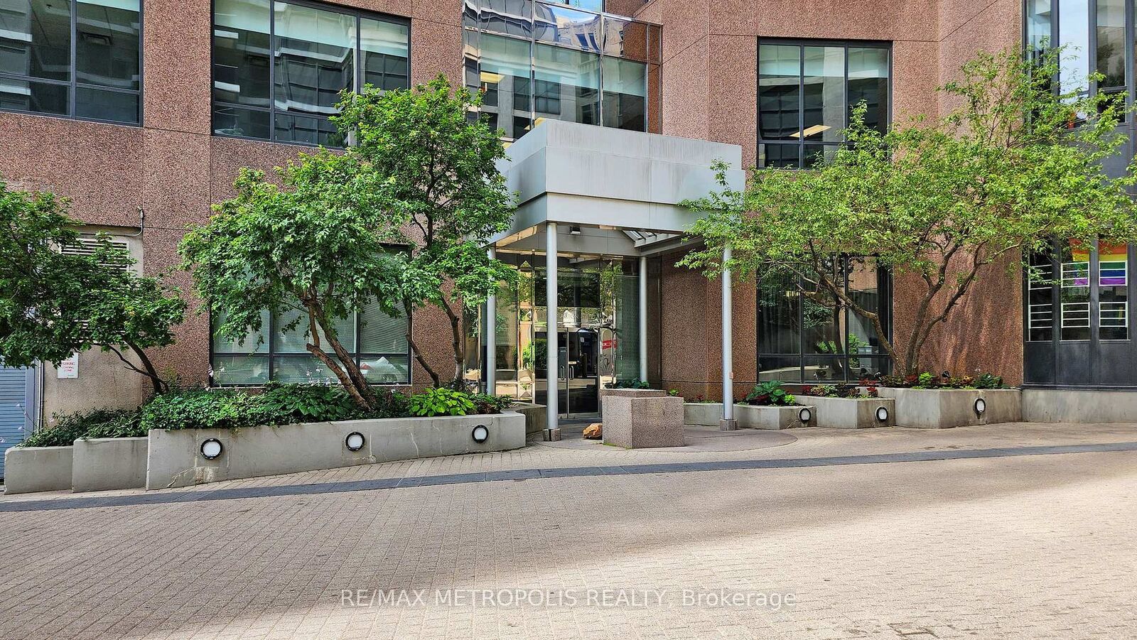 Property Photo: 7 Carlton Street 810 ON M5B 2M3