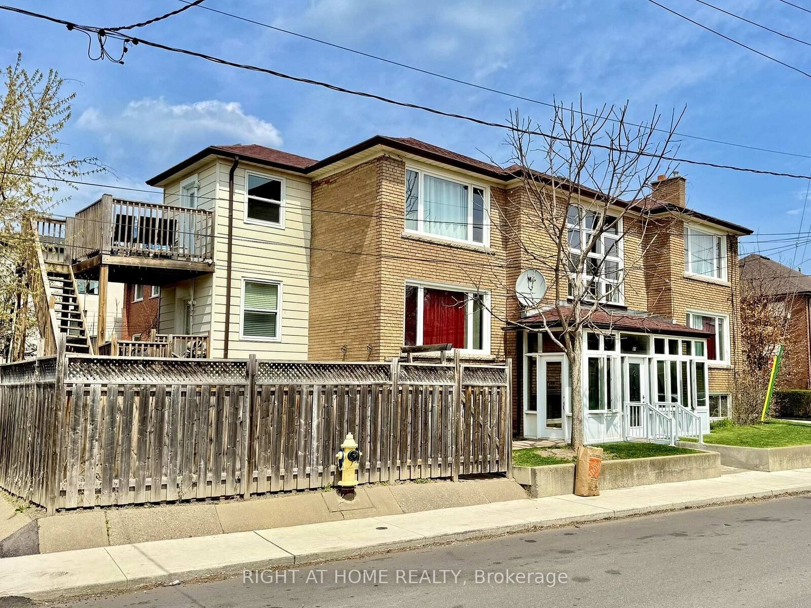 Property Photo: 20 Belvidere Avenue 3 ON M6C 1P5