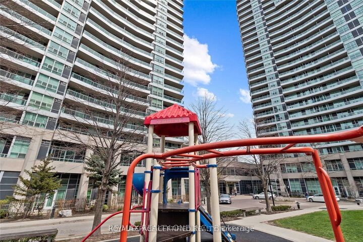 Property Photo: 33 Elm Drive W Tp2709 ON L5B 4M2