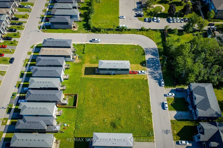 Property Photo:  229 Iva Street  ON L3C 3B9 