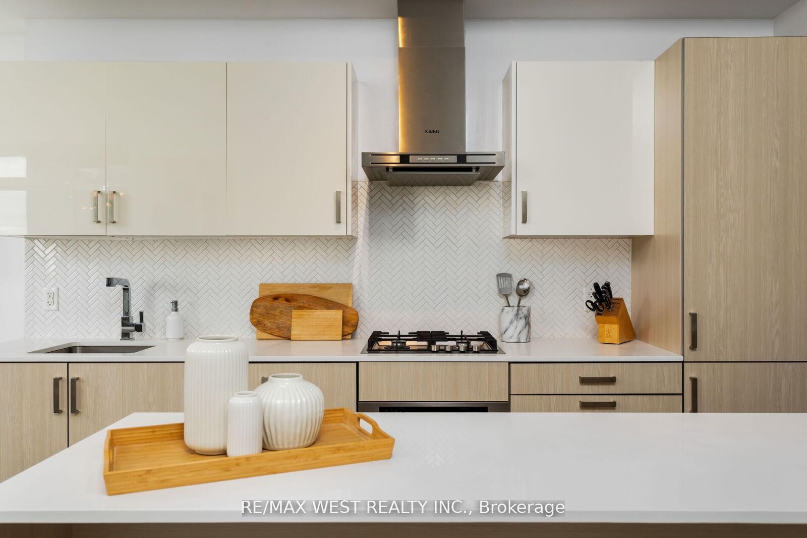 Property Photo: 36 Howard Park Avenue 603 ON M6R 0A5